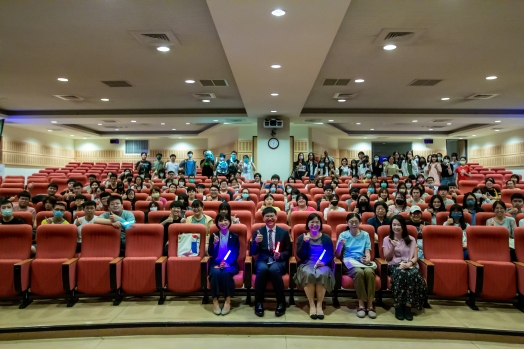 圖片標題:08主講者欸摳、來賓與同學們大合照_batch