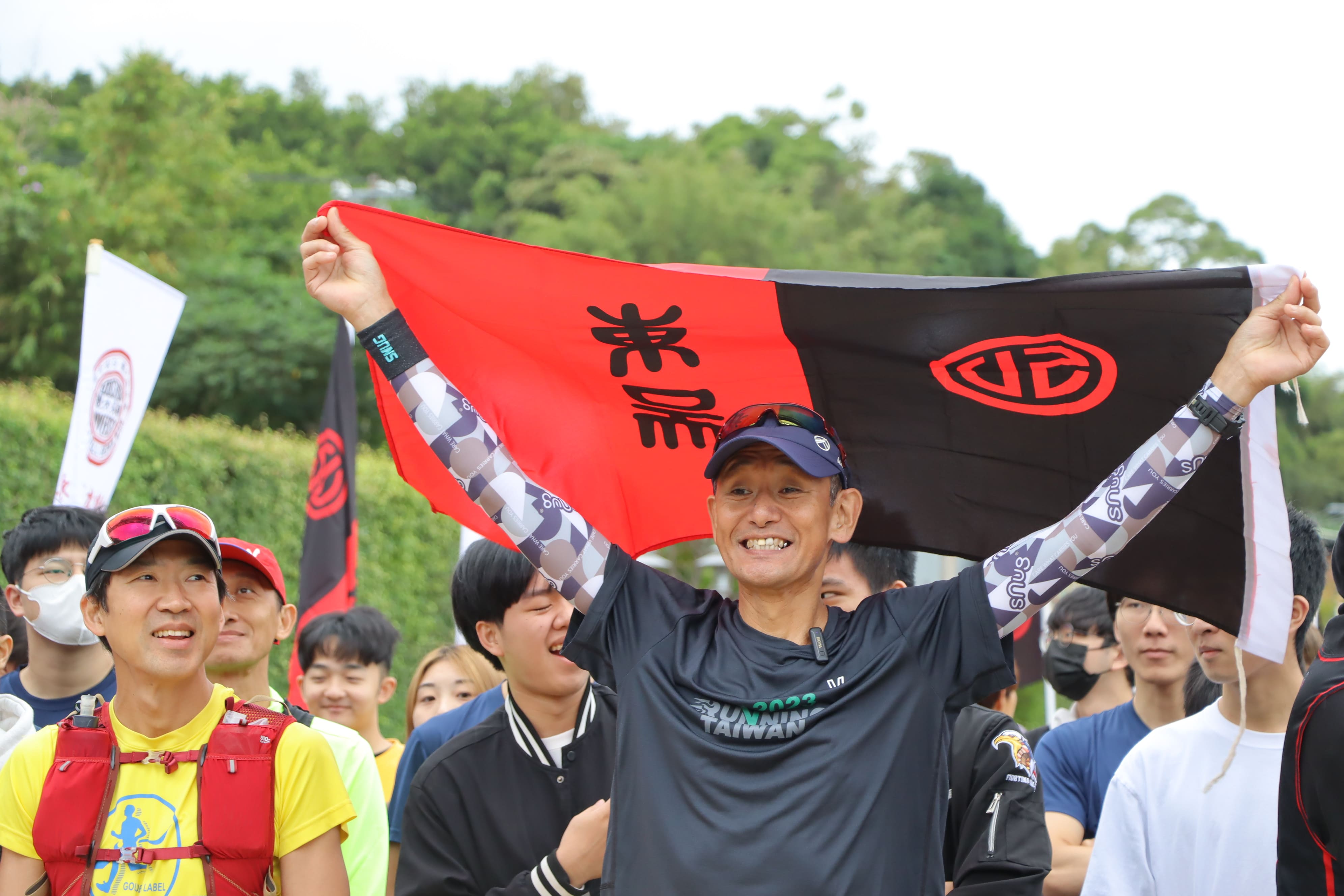 圖片標題:圖一、東吳超馬傳奇關家良一為世界和平祈福跑步環島