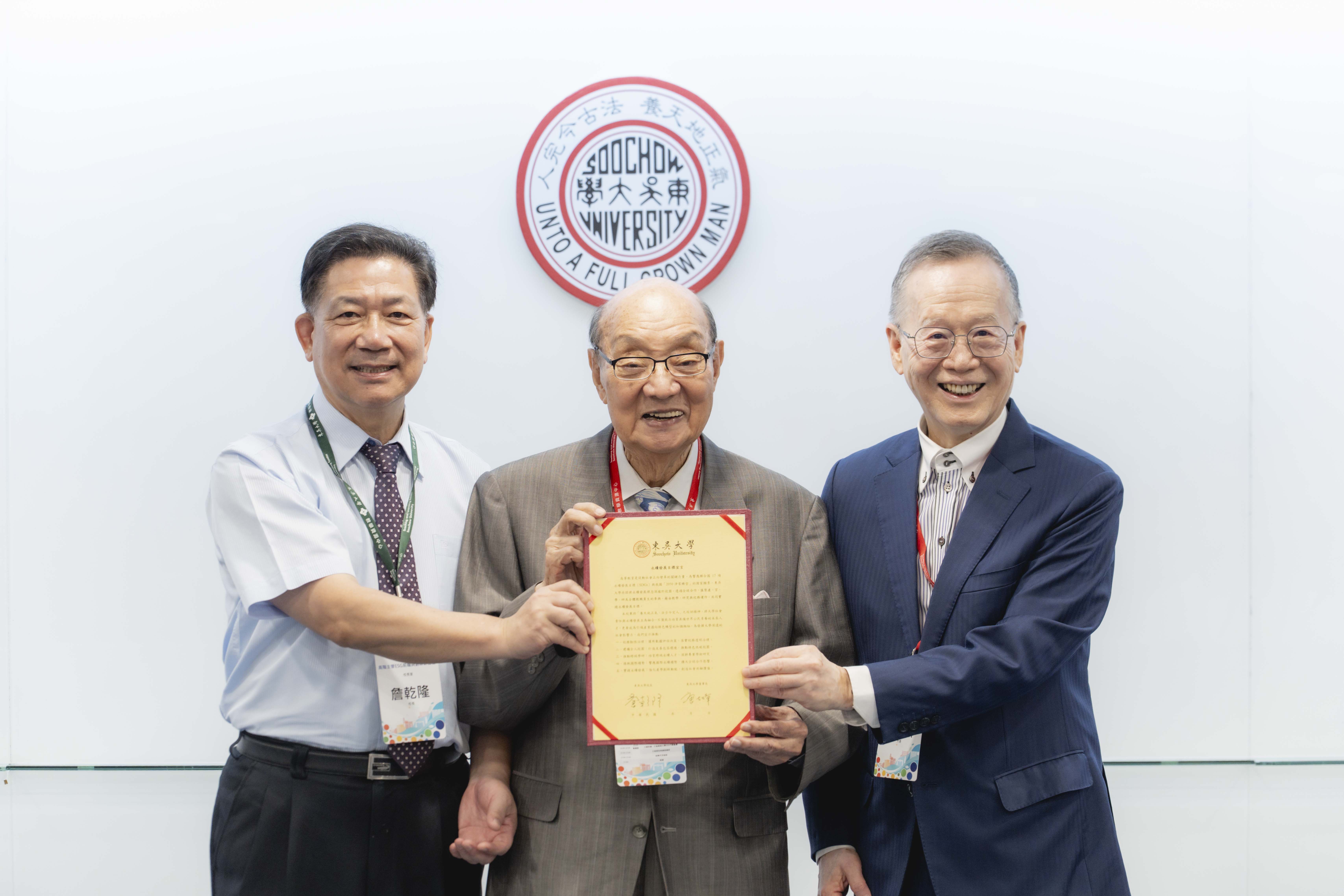 圖一、東吳大學董事長唐松章（中）、校長詹乾隆（左）在TAISE簡又新大使（右）見證下，簽署《東吳大學永續宣言》