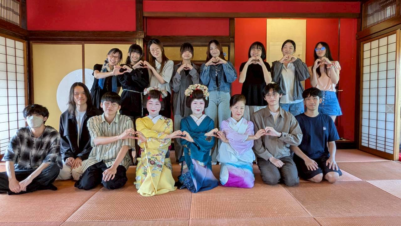 圖四：師生於相馬樓欣賞酒田舞娘演出後合影