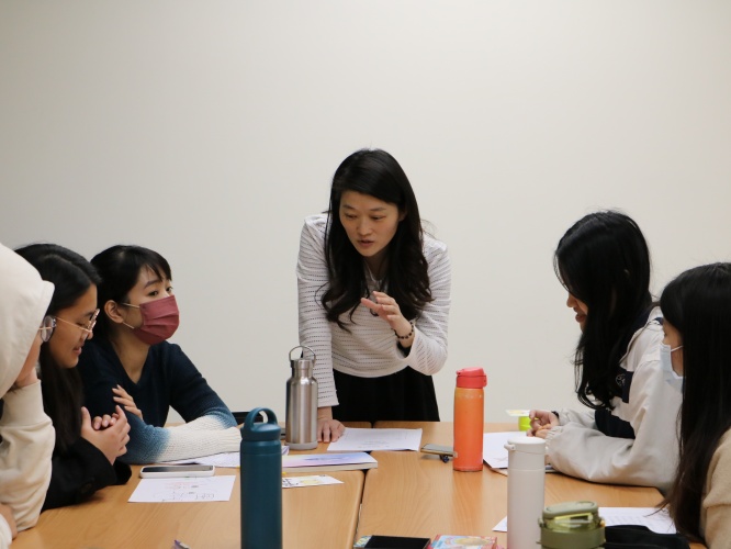 圖片標題:04-講座中也透過小組討論的方式，探討「預知夢」所代表的意義。