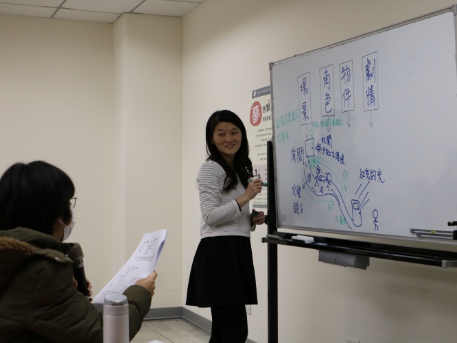 圖片標題:06-心理師以繪畫的形式，釋潛意識想要傳達的意思。