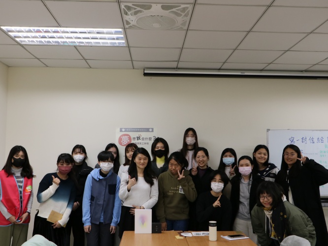 圖片標題:07-今日參與工作坊之同學與心理師一同合影。