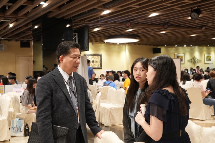 圖片標題:校長臺中場與高中生對談
