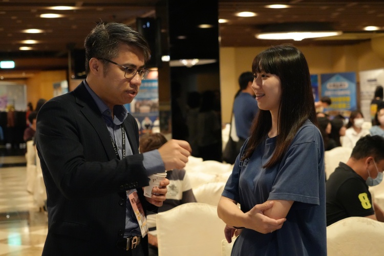 圖片標題:教務長臺中場與高中生對談