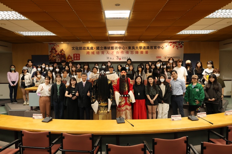 圖片標題:與會師生合影。