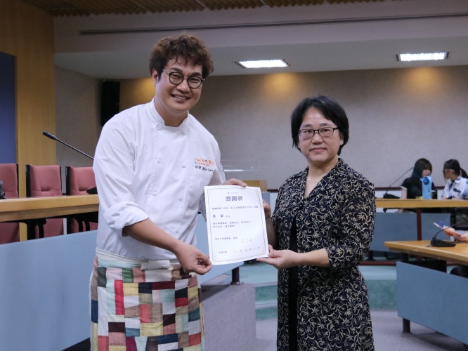 圖片標題:batch_01-孫榮主廚與圖書館服務組組長徐小燕合影，致贈感謝狀