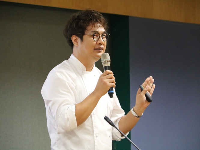 圖片標題:batch_04-孫榮主廚正在解釋韓國「配菜」與臺灣「小菜」的差異之處