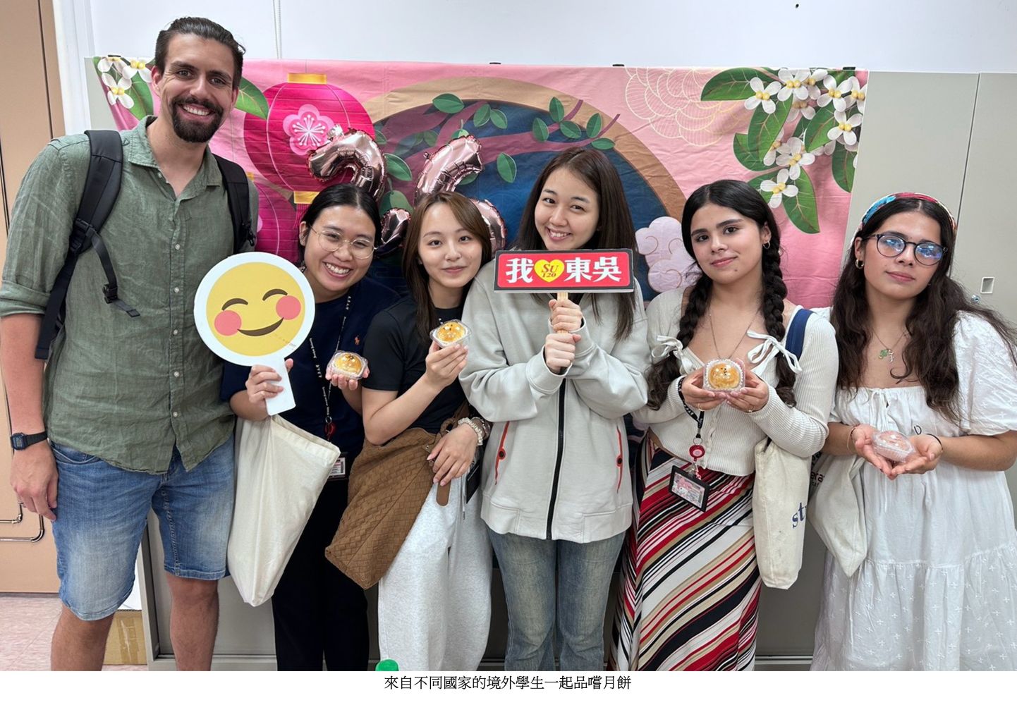 境外生體驗中秋節吃月餅2