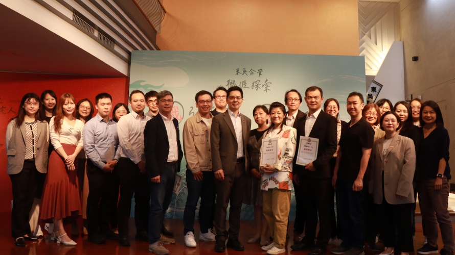 圖片標題:batch_圖二：企管系師長與講師及職涯顧問合影留念