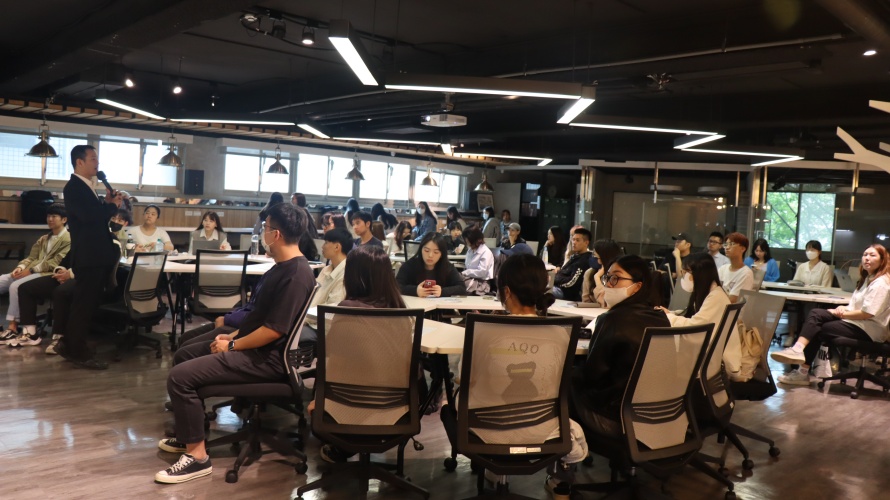 圖片標題:batch_圖三同學積極參與履歷與面技巧講座。