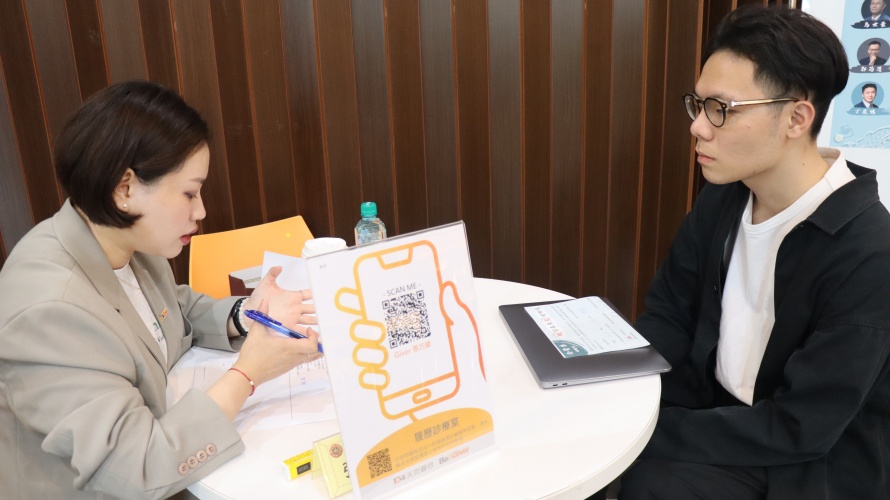 圖片標題:batch_職涯顧問為同學進行一對一履歷健診。