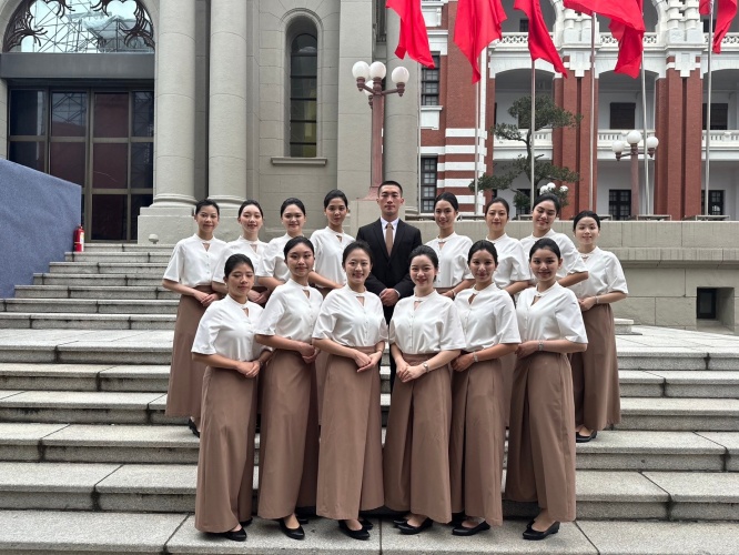 圖片標題:batch_02-東吳大學親善大使團於就職典禮當日一同合影