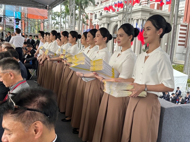 圖片標題:batch_03-禮賓人員手拿總統文告，將等待大會指示依序發下