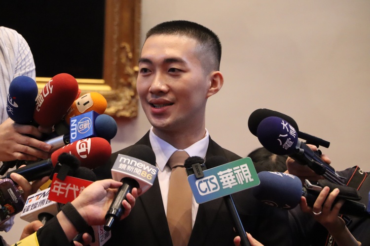 圖片標題:batch_05-有「東吳黃立行」之稱的禮賓人員接受媒體採訪，詢問關於今年活動的事前籌備工作