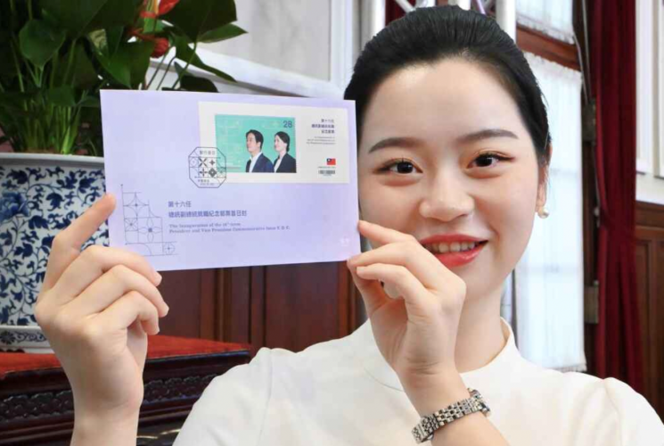 圖片標題:batch_07-禮賓人員展示第16任正副總統就職典禮紀念郵票首日封等商品