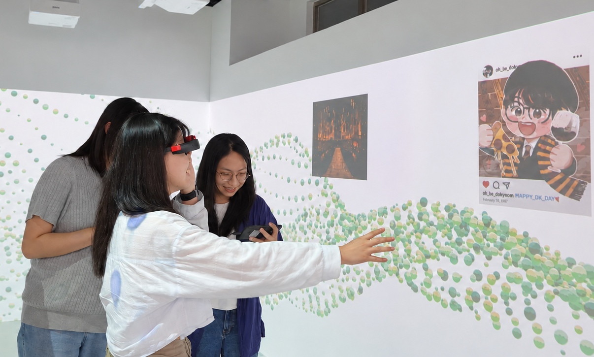圖十_學員以手勢體驗AR互動