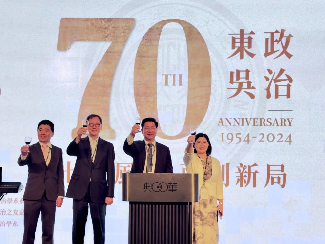 圖片標題:batch_東吳政治之友協會理事長林木源(左1)、詹乾隆校長(左2)、蔡秀涓(右1)、劉吉人(右2) 舉杯向東吳政治致敬