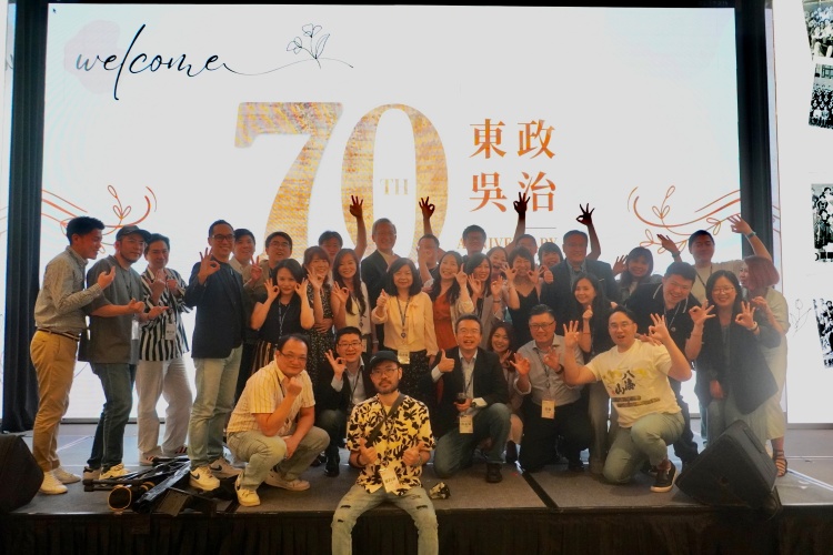 圖片標題:batch_駐法大使吳志中與東吳政治學長姐大合照