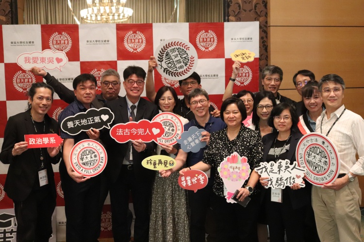 圖片標題:batch_政治系系友穿上畢業服歡樂合影