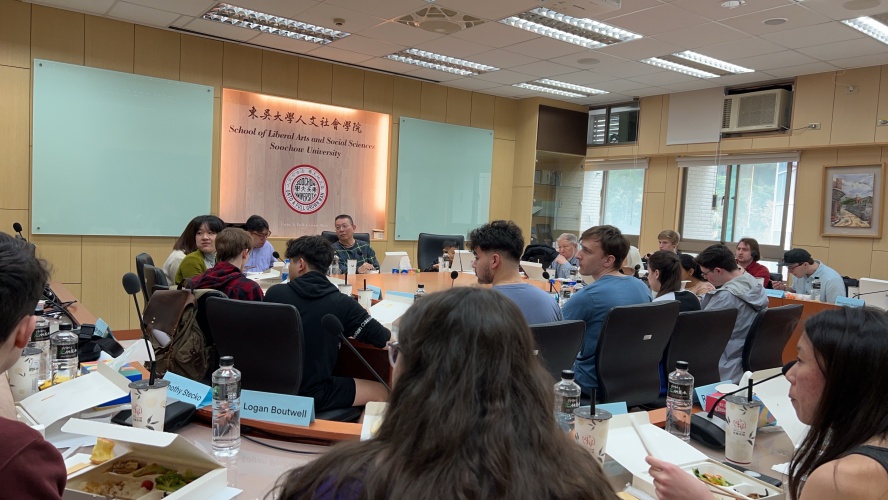 圖片標題:米建國院長歡迎WPI師生抵東吳大學。