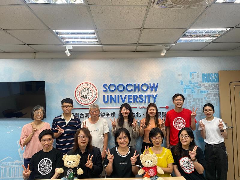 圖片標題:東吳大學直播工作團隊合影。