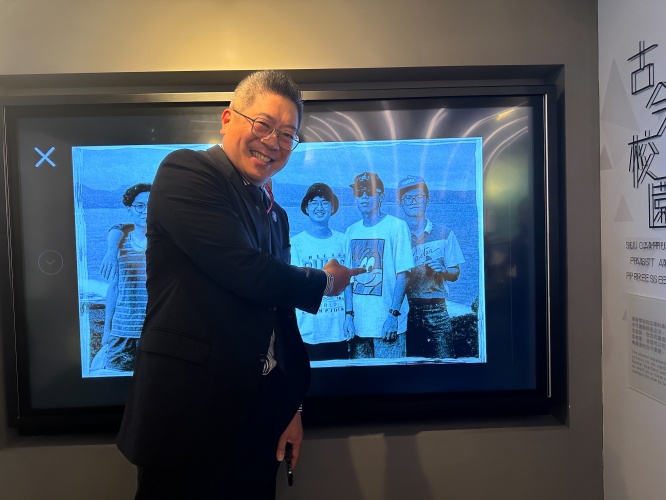 圖片標題:東吳企管文教基金會王以倫董事長與昔日舊照合影留念。