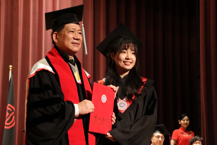 圖片標題:校長頒發學士班(含進修學士班)、碩士班(含碩專班)、博士班學位證書。