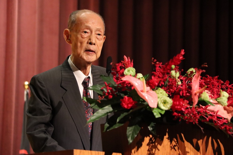 圖片標題:董事長王绍堉則送給畢業生《關尹子》中的一句話「賢愚心愈明，則友不交」