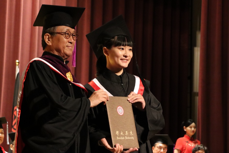 圖片標題:副校長董保城頒發優秀應屆畢業生「特別貢獻獎」以及「品德優良獎」。