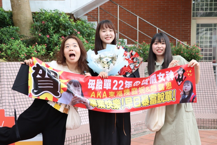 圖片標題:親友團自製的標語也成為校園中的亮點。