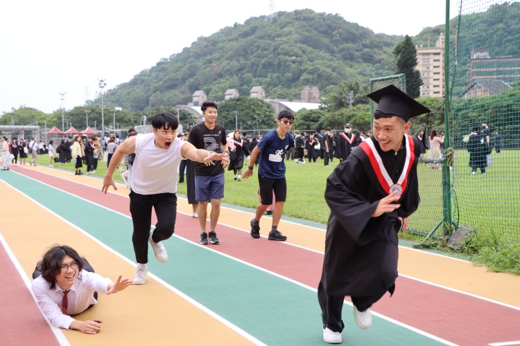 圖片標題:也有畢業生與學弟們拍下搞笑照片，留下珍貴的回憶。