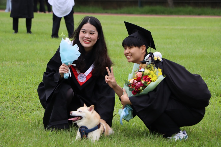 圖片標題:毛小孩也來到校園為畢業生慶祝。