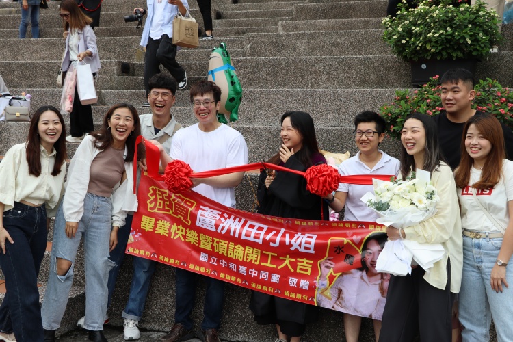 圖片標題:親友團自製的標語也成為校園中的亮點。