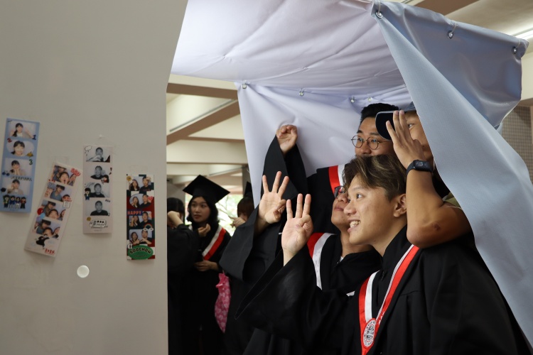 圖片標題:本屆畢業典禮特別設置拍貼機，讓畢業生留下難忘的回憶。