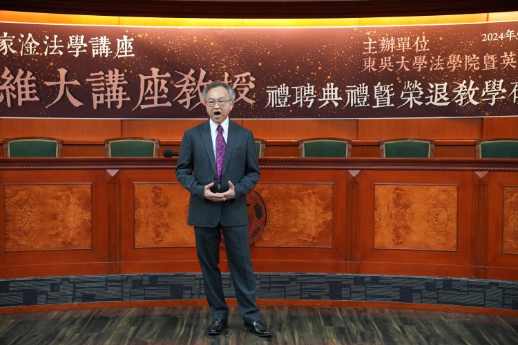 圖片標題:batch_圖四-湯德宗講座教授高歌一曲獻唱