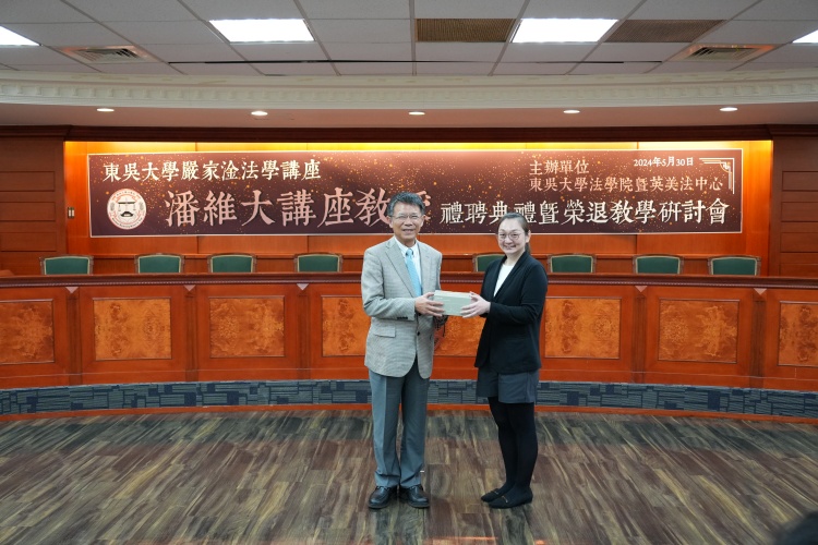 圖片標題:batch_圖七-英美法中心主任樓一琳老師致贈禮物