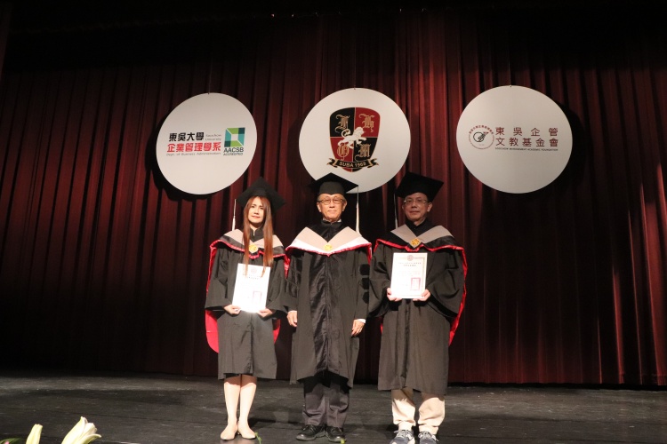 圖片標題:batch_圖二：董保城副校長頒發碩專班學業優良獎