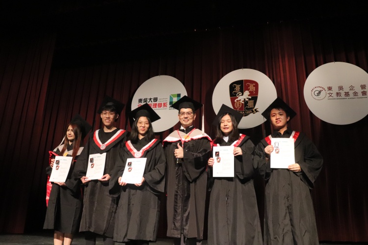 圖片標題:batch_圖三：胡凱傑主任頒發東吳企管榮耀徽章