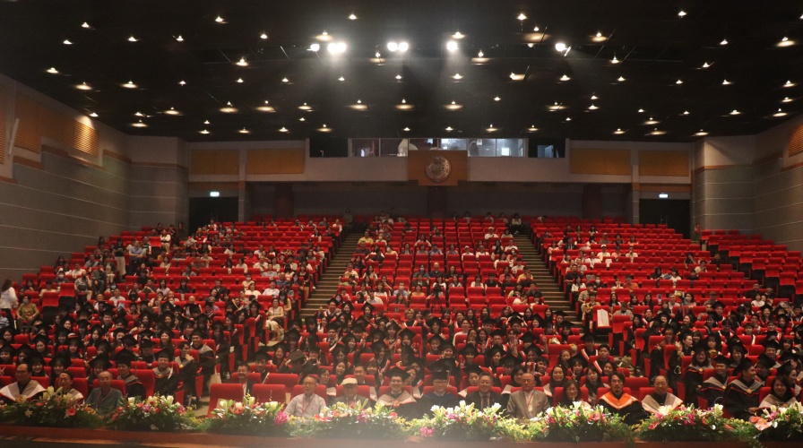 圖片標題:batch_圖四：企管系畢業祝福典禮全體師生及家長大合照1