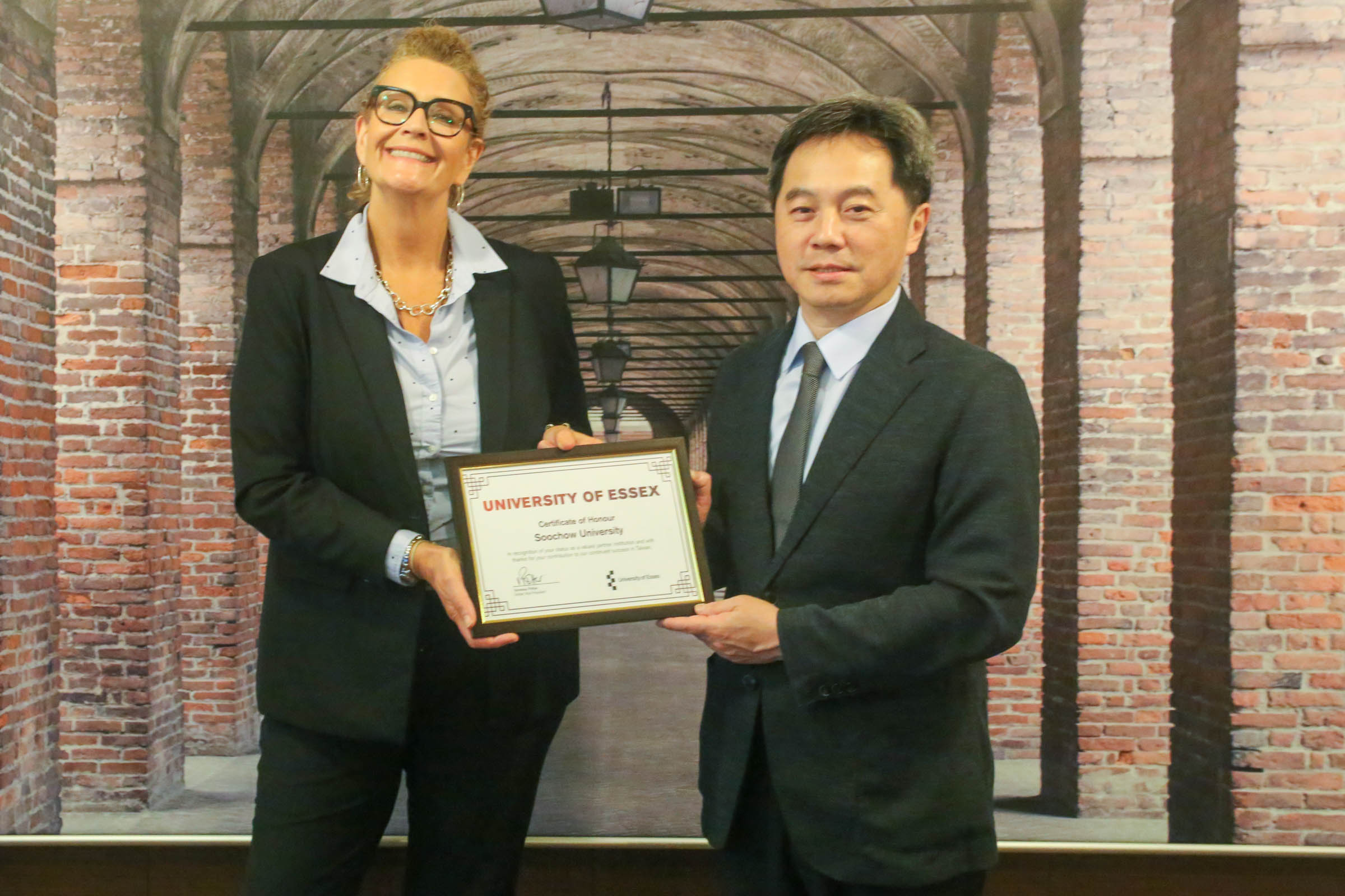 圖片標題:圖二、艾瑟克斯大學副校長Vanessa Potter(左)致贈伙伴學校證書，由東吳外語學院院長王世和(右)代表接受