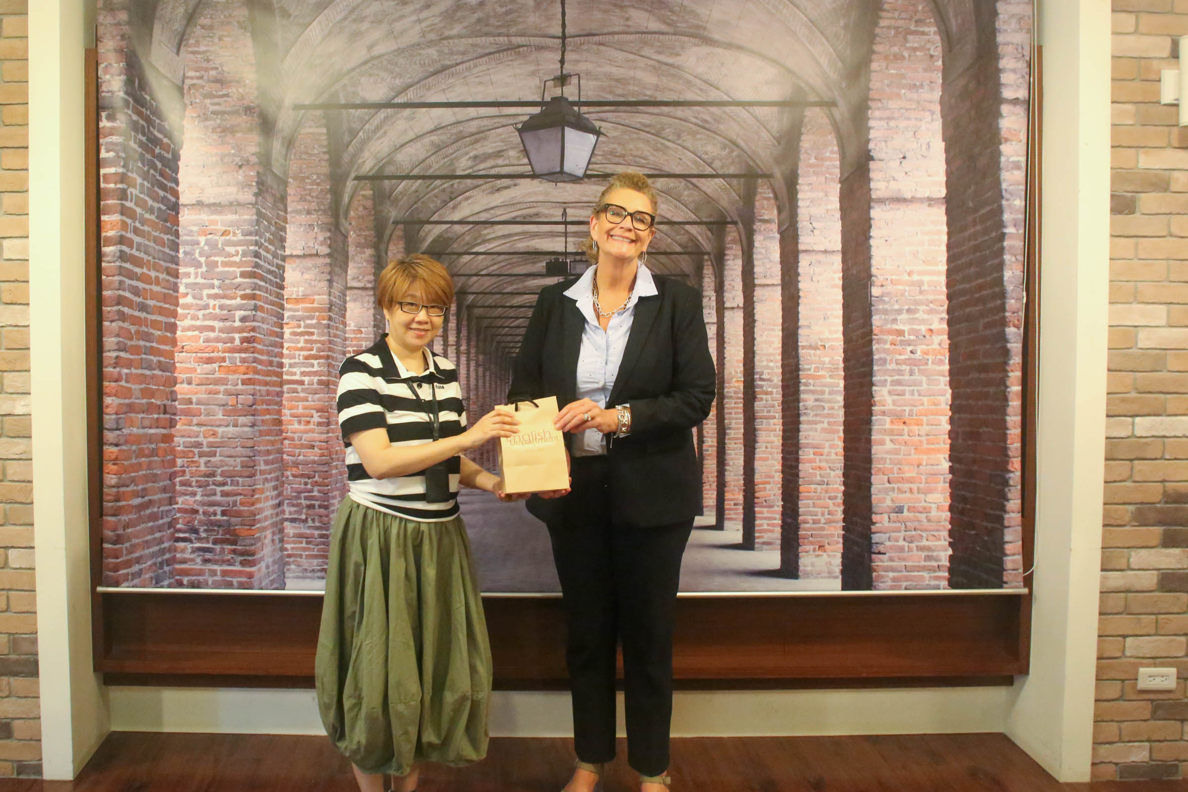 圖片標題:圖三、東吳英文系主任蘇秋華(左)致贈學系紀念品