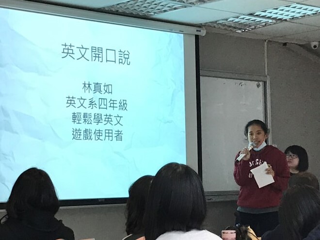 圖片標題:04中文系阮怡群同學介紹英語小組的特色
