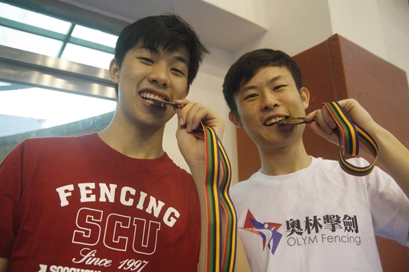 圖片標題:05 得獎者展示自己的獎牌