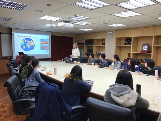 圖片標題:01 同學們聚精會神地聽說明會