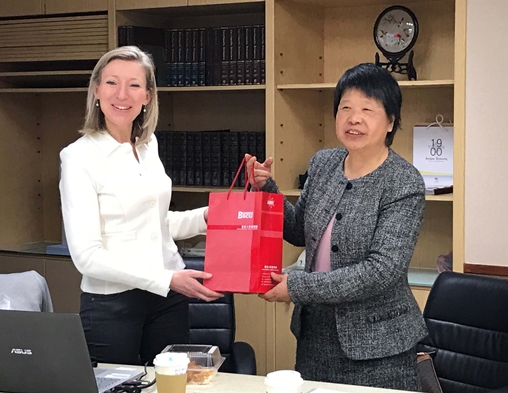 圖片標題:05東吳大學向Hulsel女士贈送茶葉
