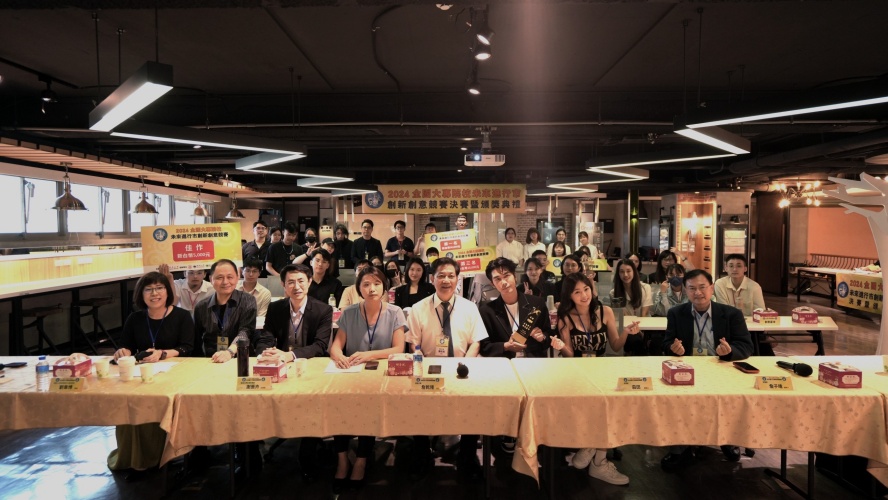 圖片標題:校長與獲獎團隊大合影。