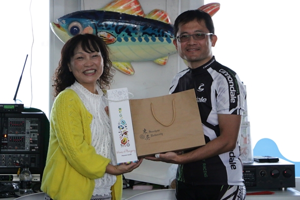 圖片標題:04顏介柔（左）、李坤璋老師（右）