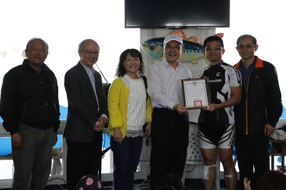 圖片標題:05感謝狀合影（左起林定凱、陳燦勳、顏介柔、張詎瓏、本校李坤璋老師、許修龍）