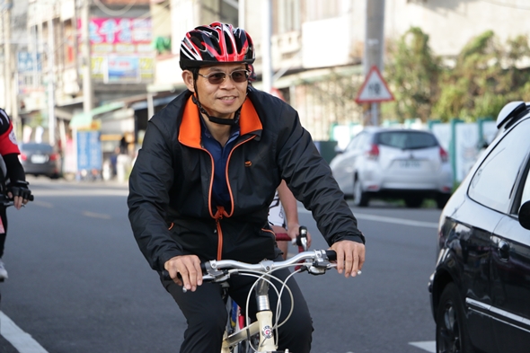 圖片標題:07許修龍學長騎單車